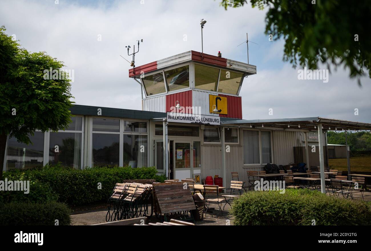 12. Juni 2020, Niedersachsen, Lüneburg: Blick auf den Turm auf dem Gelände des Luftsportvereins Lüneburg e.V. ob es in Lüneburg weiterhin einen kleinen Flughafen für Sportflugzeuge geben wird, wird in einer Bürgerentscheidung am Sonntag geklärt. Der Hansestadt-Rat hatte zuletzt im August gegen eine weitere Verlängerung des Mietvertrages mit einem Luftsportverein entschieden. Foto: Philipp Schulze/dpa Stockfoto