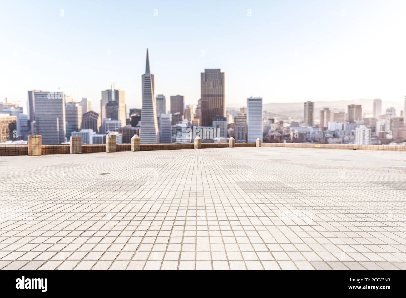 Leere Marmorboden mit cityscap und Skyline von San Francisco Stockfoto