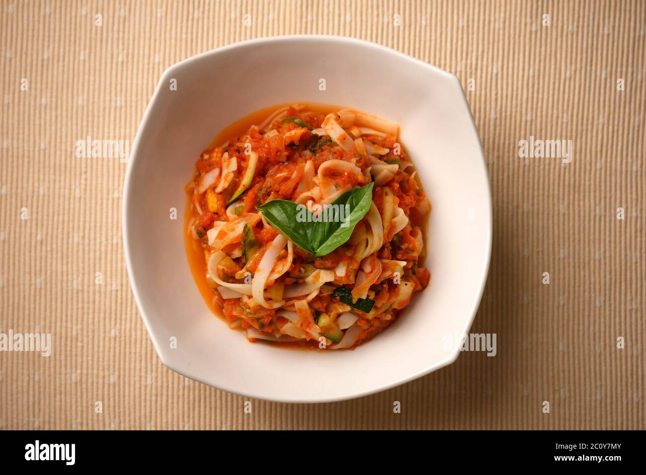 PASTA MIT ARABIATA-SAUCE IN EINER WEISSEN SCHÜSSEL Stockfoto