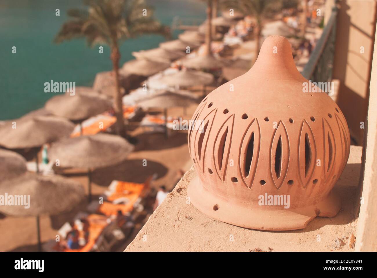 sonnigen Strand mit Sonnenschirmen und liegen am Meer Stockfoto