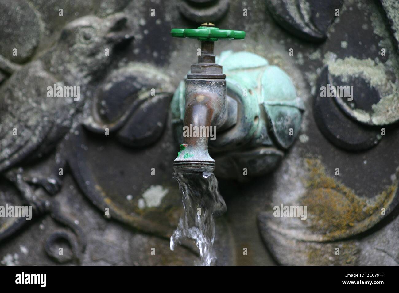 Wasserhahn eines Wasserlochs auf dem Friedhof in Hameln Stockfoto