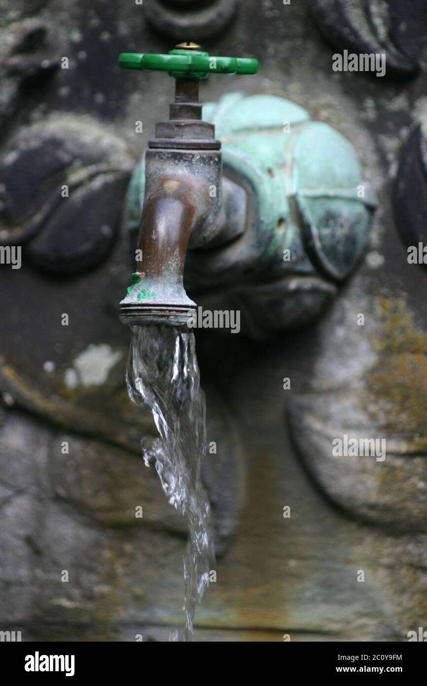 Wasserhahn eines Wasserlochs auf dem Friedhof in Hameln Stockfoto