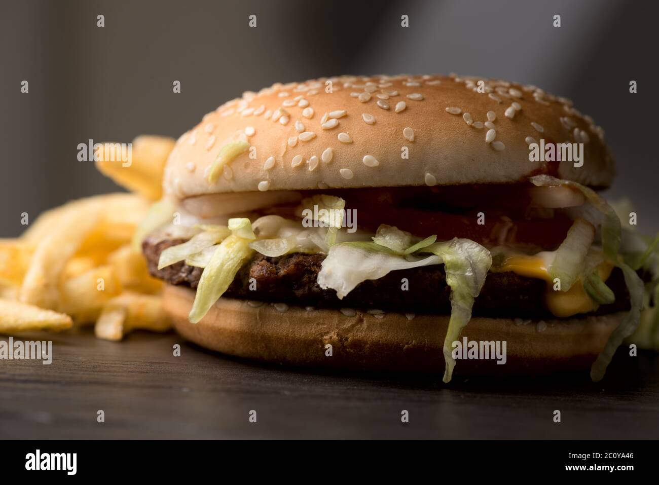 Echten Burger mit Pommes frites Stockfoto