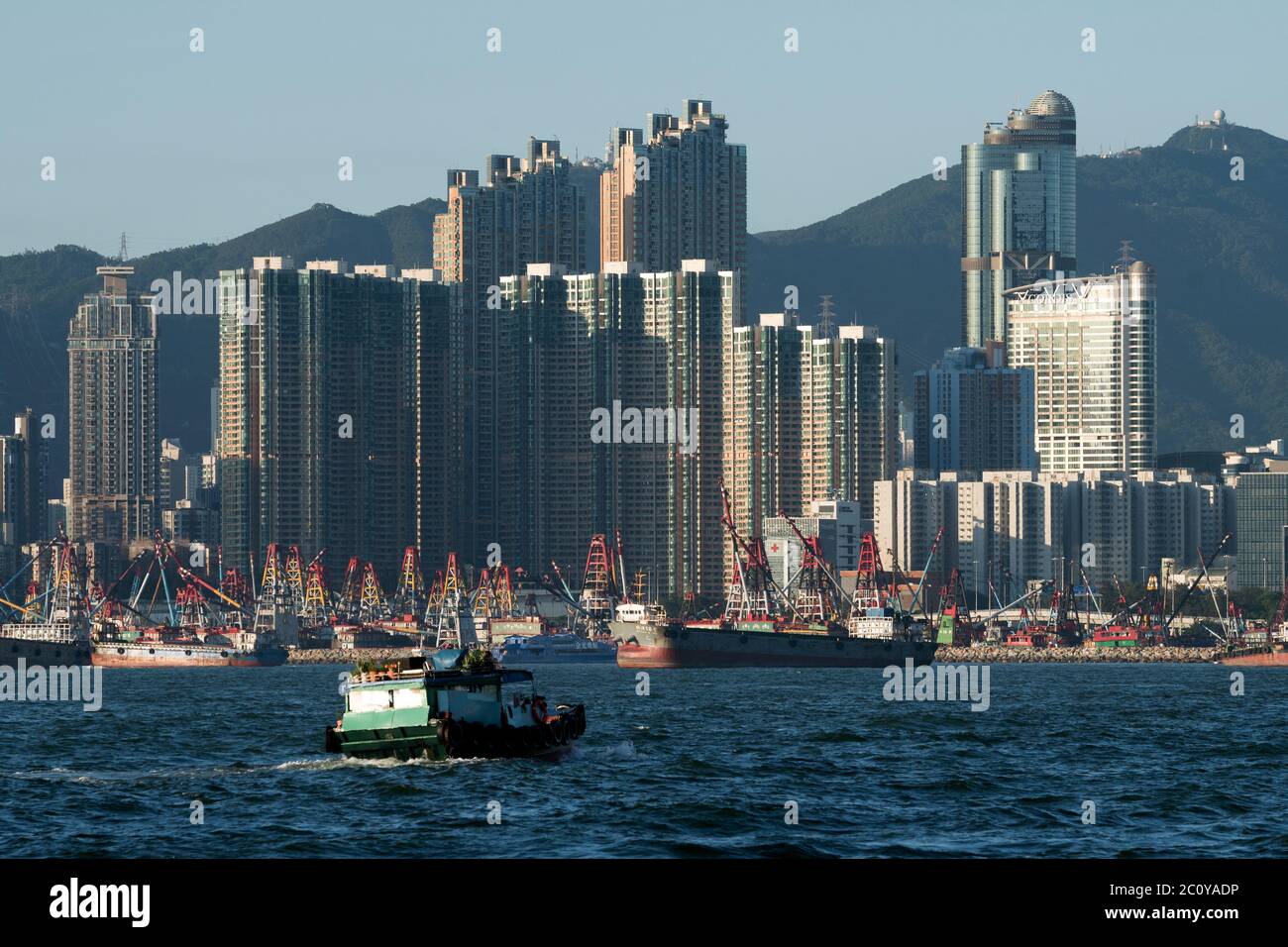 Außenansicht neuer Wohngebäude am Victoria Hafen, Hongkong, China. Stockfoto