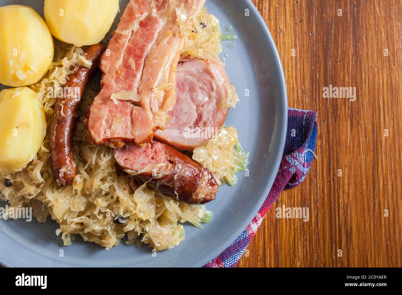 Choucroute garnie. Elsässisches Sauerkraut mit Würstchen, Knöchel und ... Choucroute garnie. Elsässisches Sauerkraut mit Würstchen, Knöchel und ...