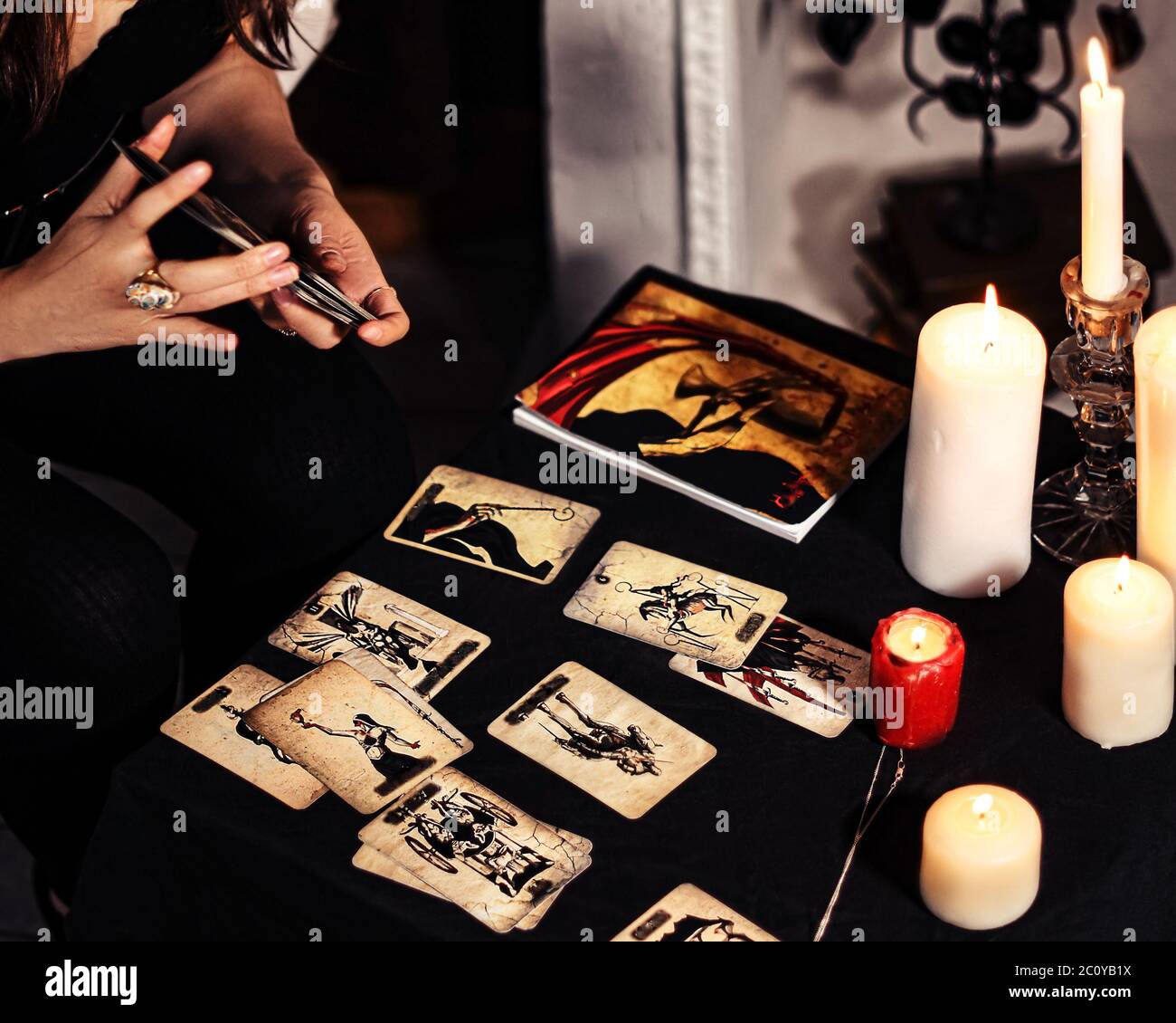 Dunkle flache Laie von Hexengegenständen. Tarot-Karten verteilt. Vorhersage Wicca, okkult, esoterisch, Weissagung und mistic Konzept. Magische Rituale. Stockfoto