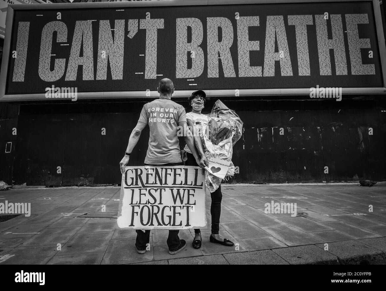 Grenfell, damit wir nicht vergessen. Demonstranten demonstrieren in London vor einem Plakat "Ich kann nicht atmen". Stockfoto