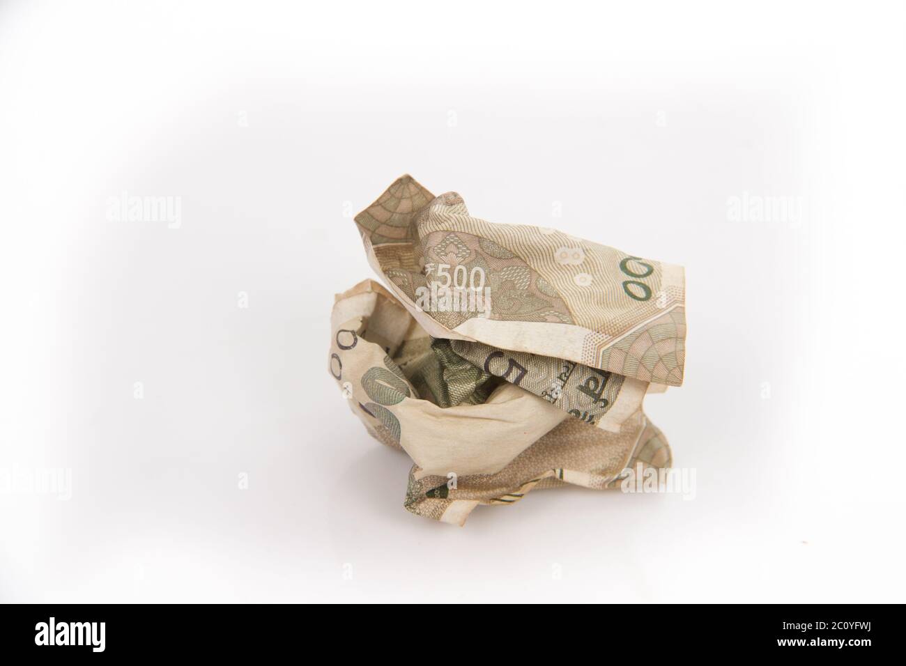 Gequetscht fünfhundert Rupien Währung werfen Müll Stockfoto