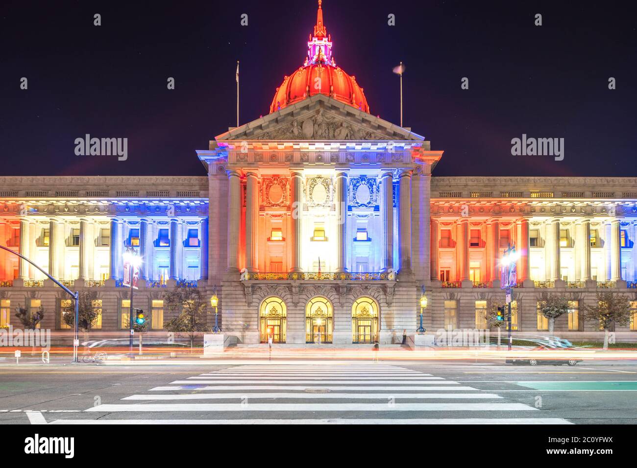 Verkehr auf der Straße in der Nähe des Rathauses von san francisco Stockfoto