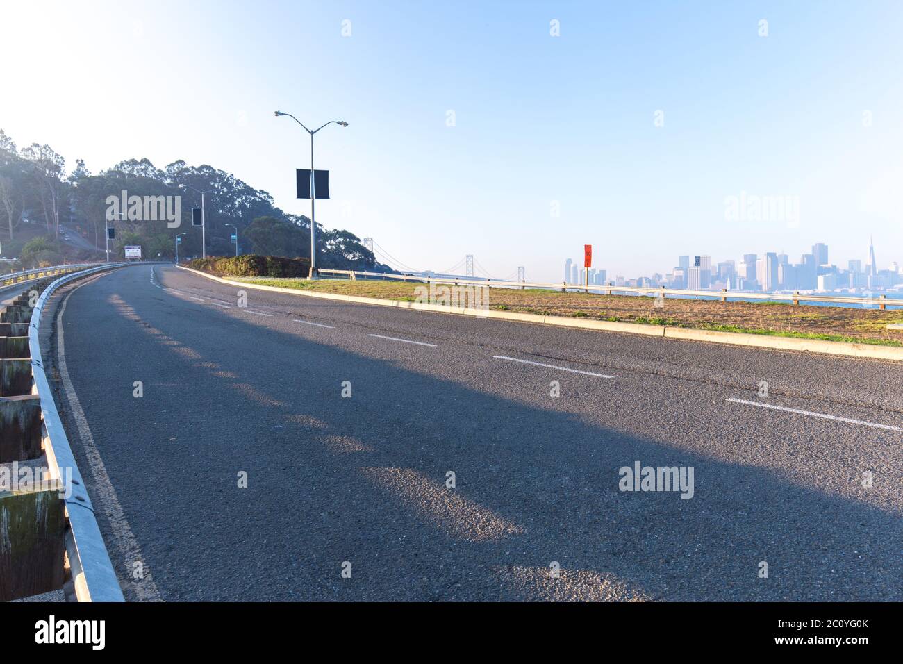 Leere asphaltierte Landstraße mit Stadtbild und Skyline von san francisco Stockfoto