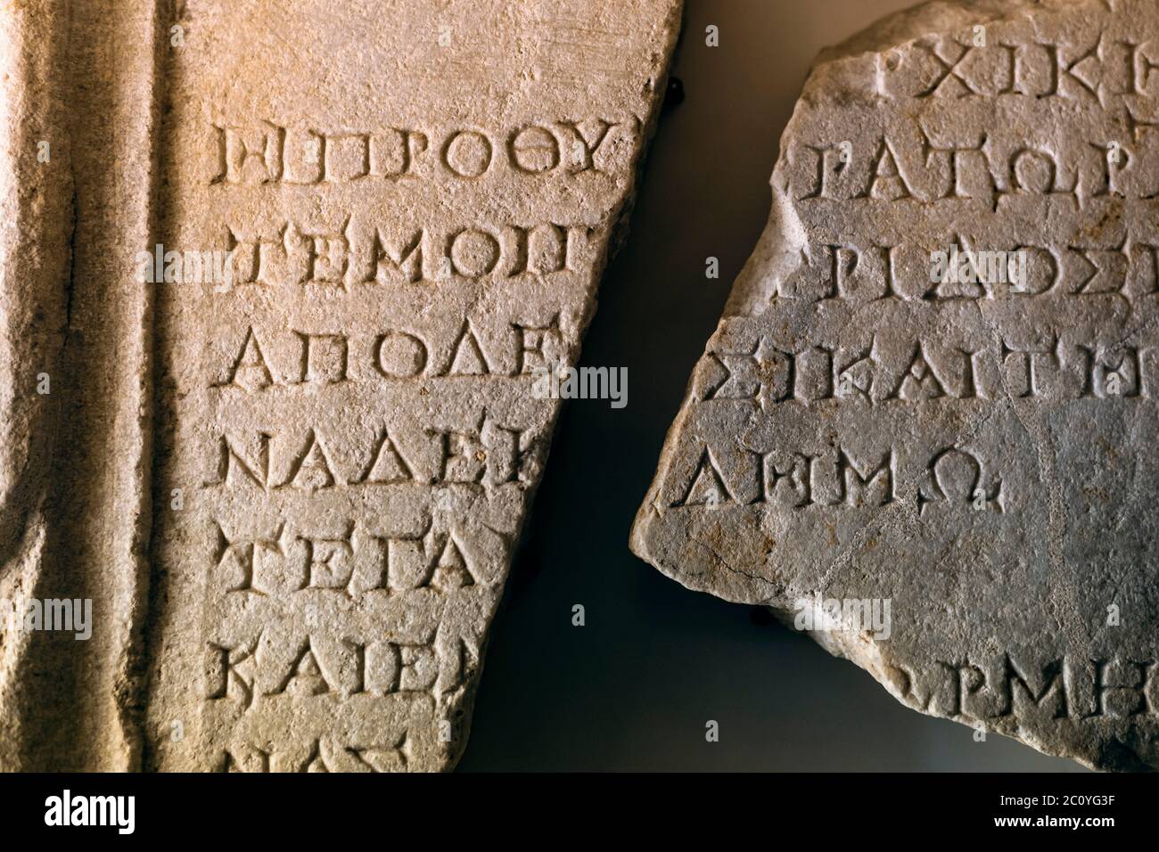 Altgriechischer Text auf zerbrochener Steintafel gebogen Stockfoto