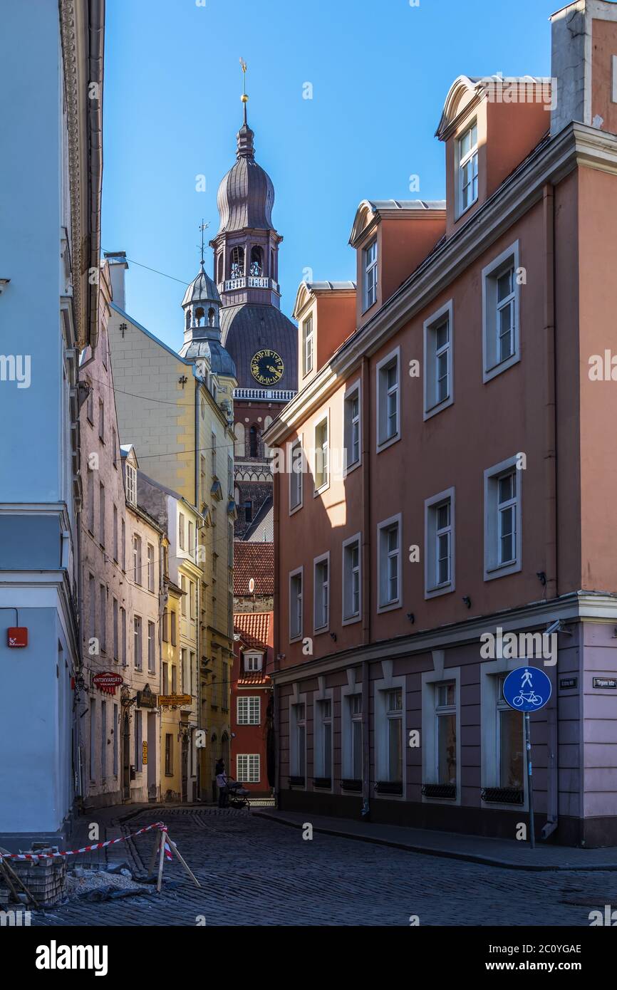 Leere Straße der Altstadt von Riga mit Turm der Rigaer Kathedrale Stockfoto