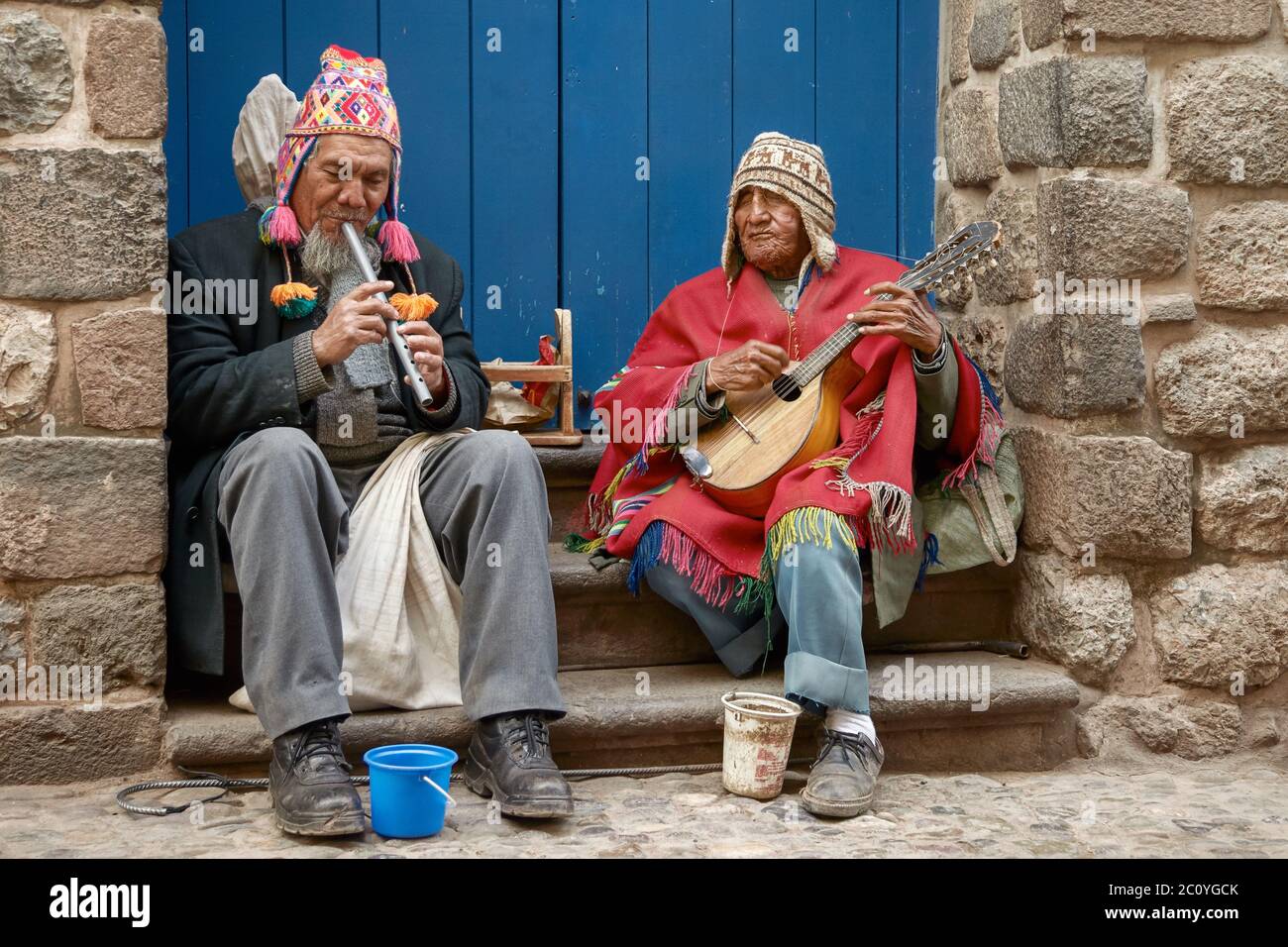 Zwei peruanische Blinde mit traditionellen Kleidern, die Flöte und Mandoline in der Straße von Cusco spielen, Stockfoto