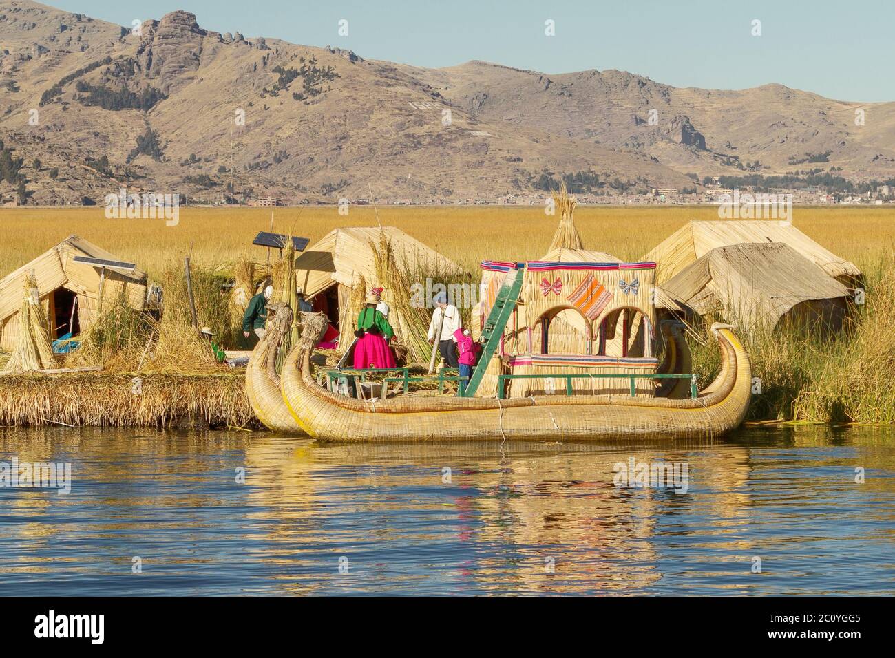 Familienleben auf schwimmenden Schilfinseln am Titicacasee Peru Bolivien Stockfoto