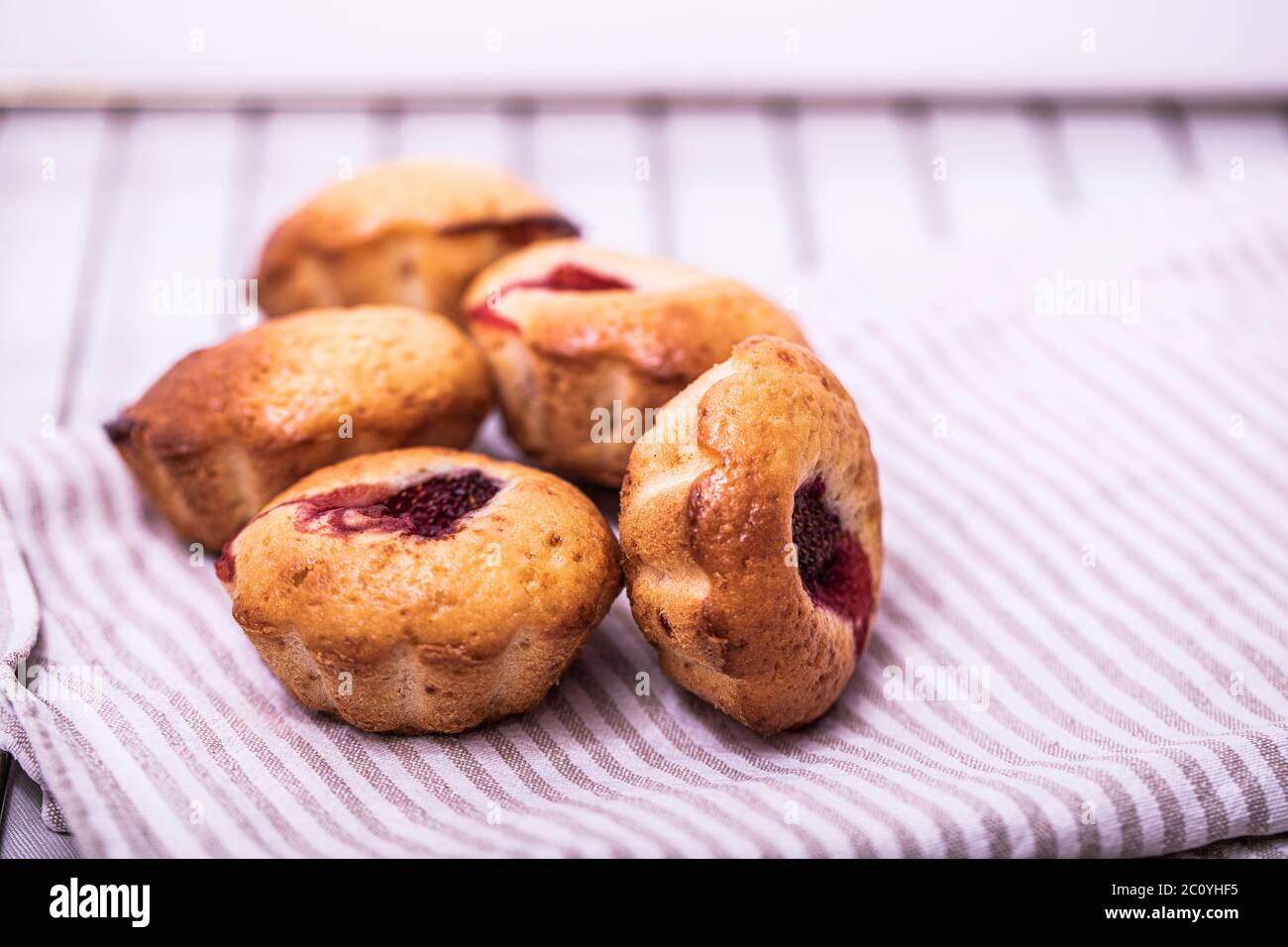 Grundlegende Muffin Rezept. Banana Erdbeere Haferflocken Chip gebackenen Muffin Kuchen auf weißem Hintergrund. Stockfoto