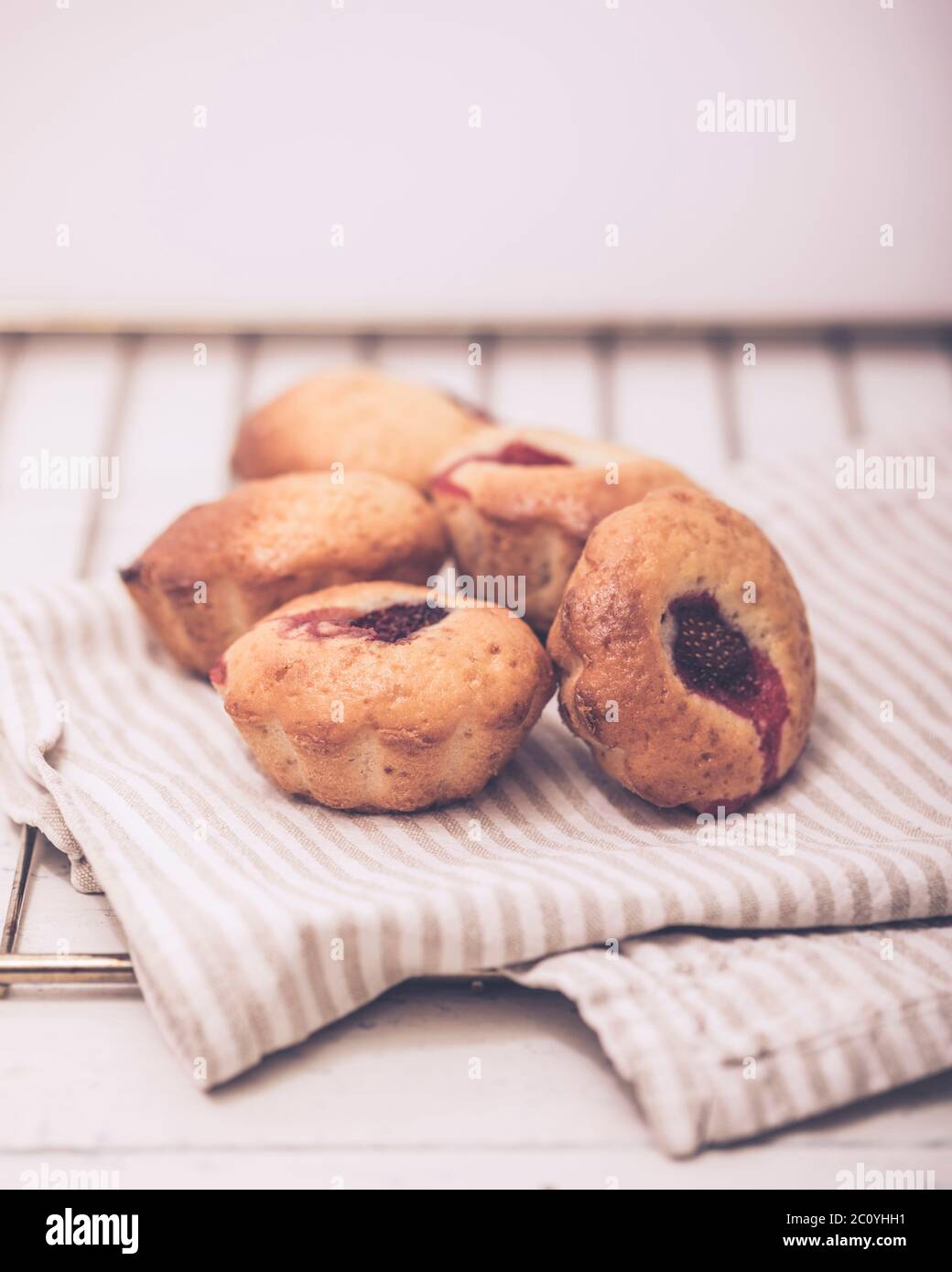 Grundlegende Muffin Rezept. Banana Erdbeere Haferflocken Chip gebackenen Muffin Kuchen auf weißem Hintergrund. Stockfoto