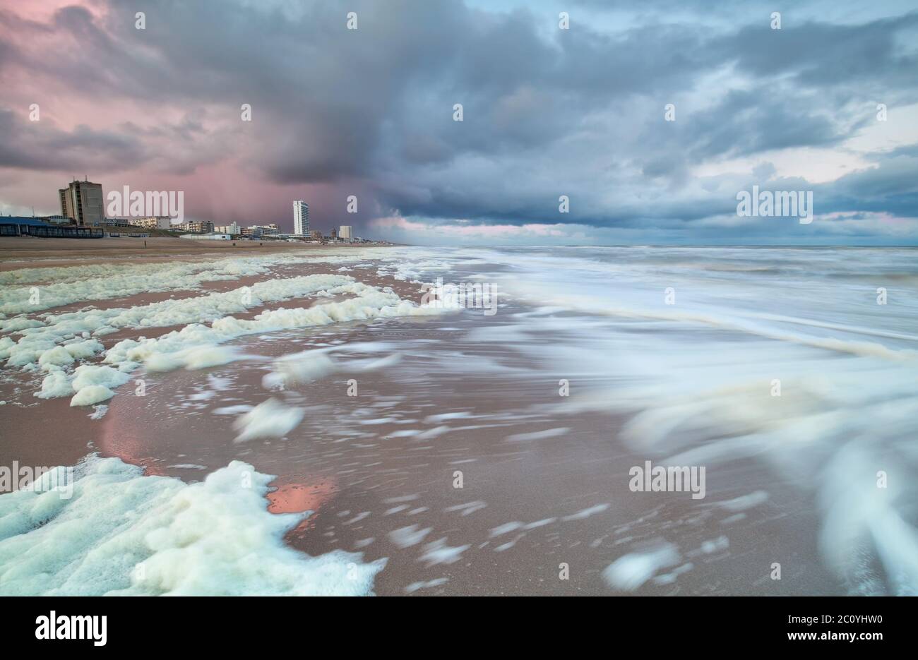 Dusche am Morgen am Strand der Nordsee in Zandvoort Aan Zee, Nordholland,  Niederlande Stockfotografie - Alamy