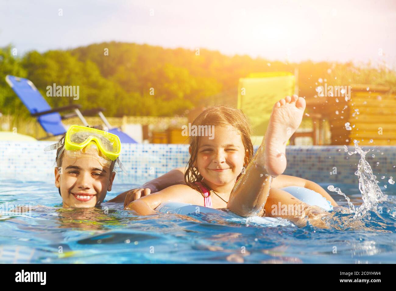 Kinderkinder Kleine Madchen Die Spass Haben Im Wasser Spielend Stockfotos Und Bilder Kaufen Alamy