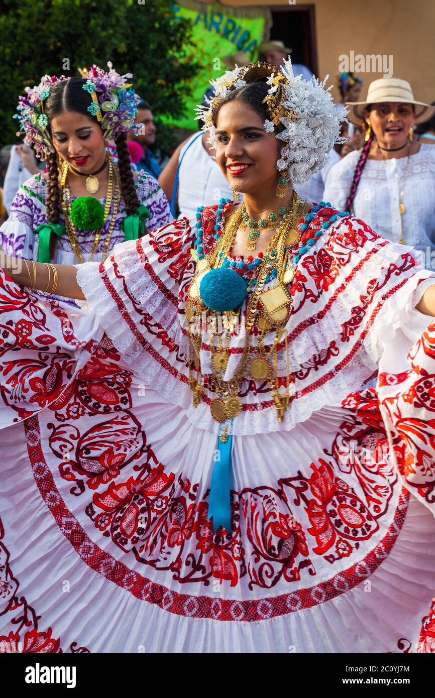 Frau in Pollera gekleidet in der 'El Desfile de las Mil Polleras' (tausend Polleras), Las Tablas, Provinz Los Santos, Republik Panama. Stockfoto