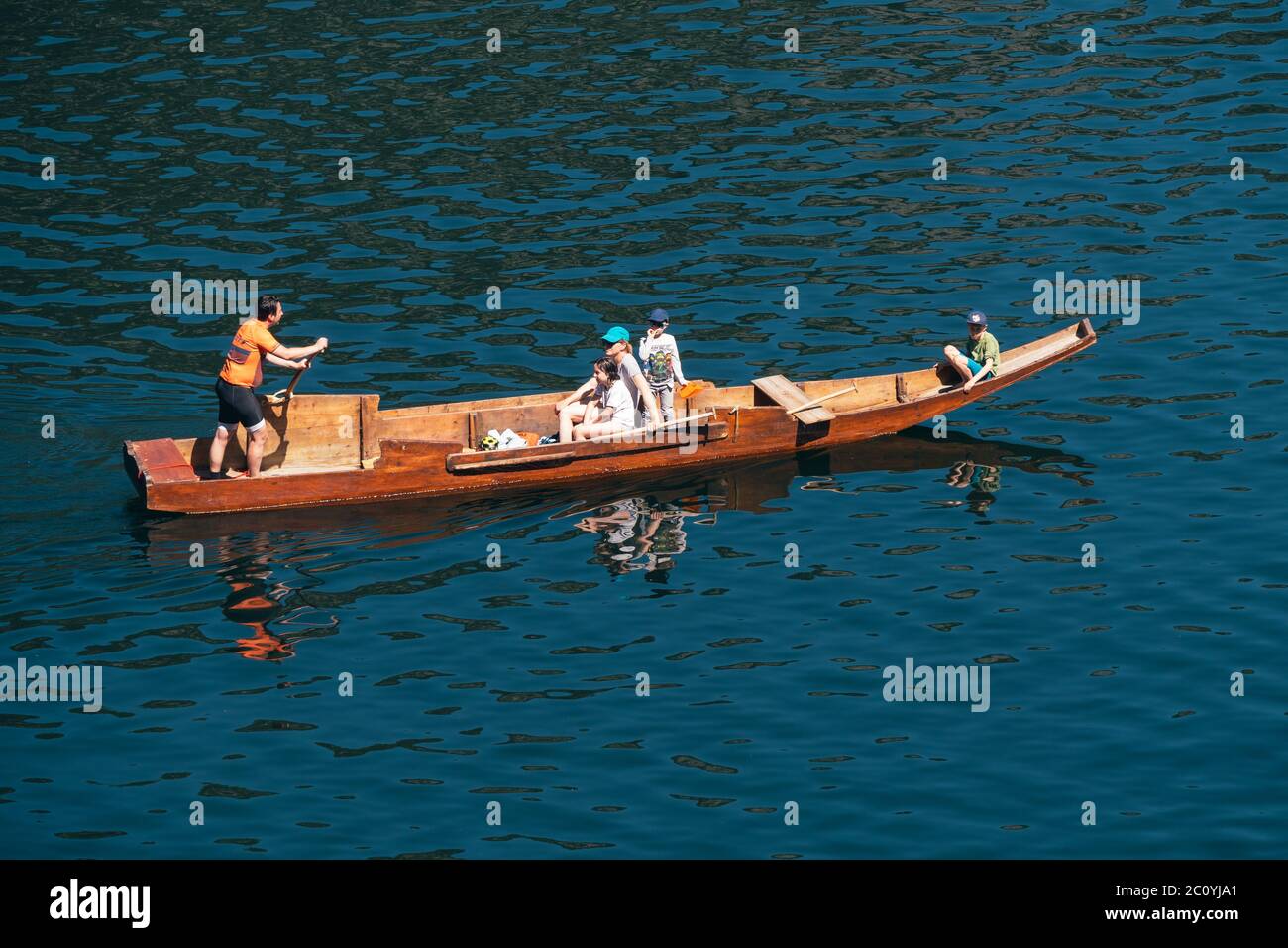 Hallstatt, Österreich - Juni 12 2020: Plaette, das traditionelle Flachboot oder Ruderboot am Hallstätter See, auch Fuhre genannt, mit Touristen auf einer Kreuzfahrt Stockfoto