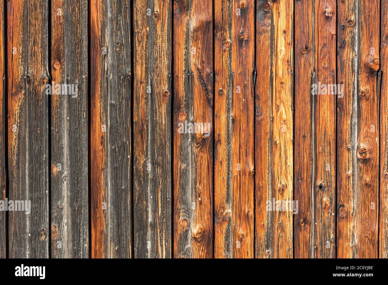 Hintergrund, rustikal verwitterte Holzwand (horizontal) Stockfoto