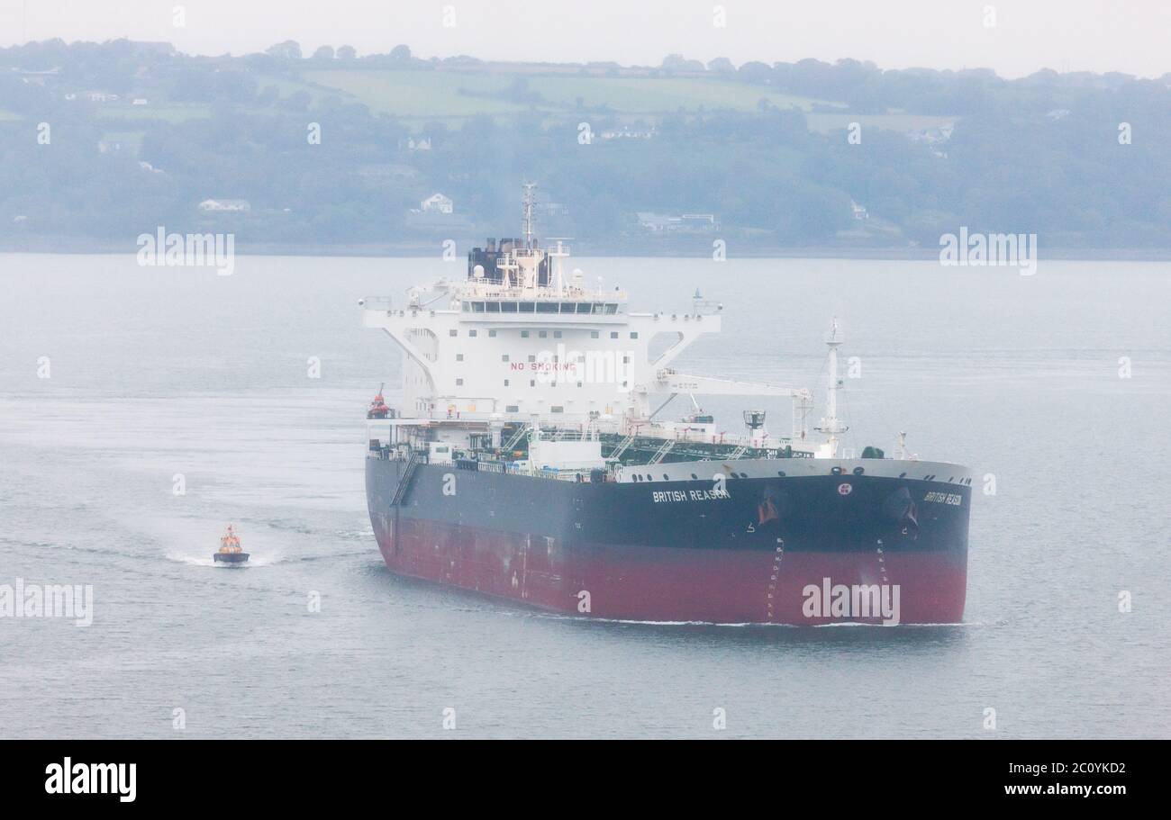 Whitegate, Cork, Irland. Juni 2020. Der Öltanker British Reasonfährt an einem nebligen Morgen vom Pilotboot failte ab, nachdem er seine Ladung von West Texas Intermediate Rohöl in der Whitegate-Ölraffinerie in Co. Cork, Irland, ablegt hat. - Credit; David Creedon / Alamy Live News Stockfoto