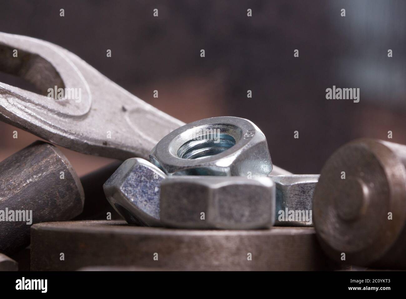 Alte rostige Werkzeuge und Details über den rauen Stoff Stockfoto