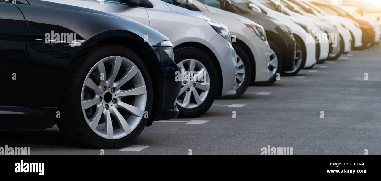 Autos in einer Reihe. Verkauf von Gebrauchtwagen Stockfoto