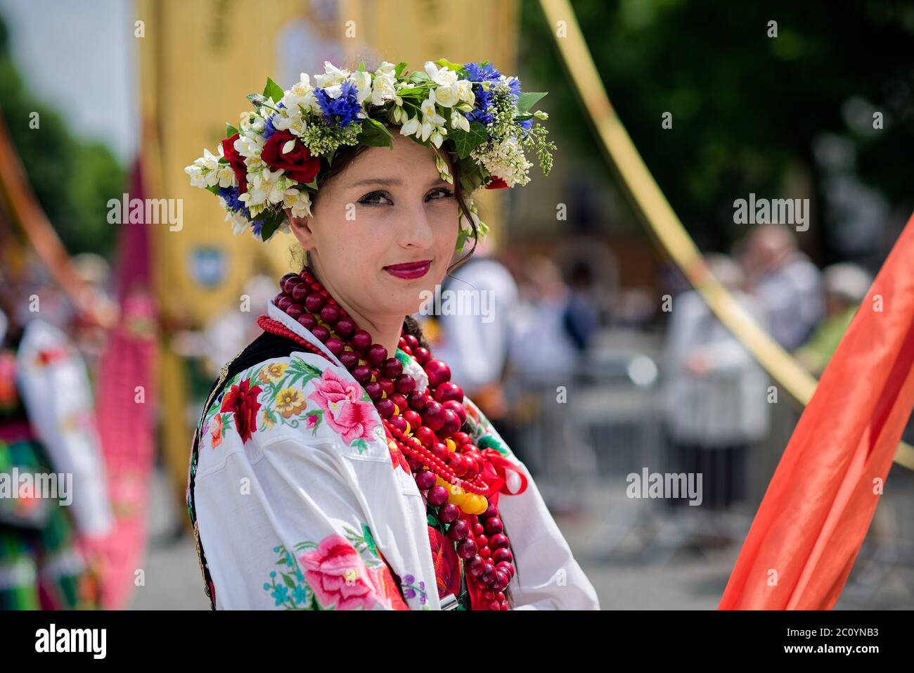 Lowicz, Polen - Juni 11 2020: Ein unidentifiziertes hübsches junges polnisches Mädchen in traditioneller Lowicz Nationaltracht, während es zu Corpus Christi PR Stockfoto