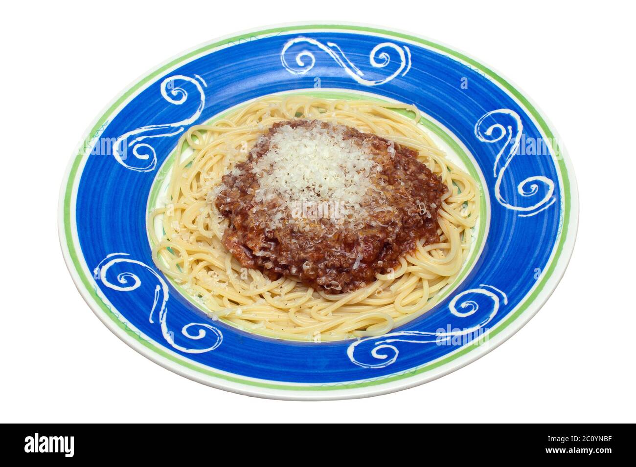 Spaghetti Bolognese in einem bunten handbemalten Gericht auf einem isolierten weißen Hintergrund mit einem Schneideweg Stockfoto