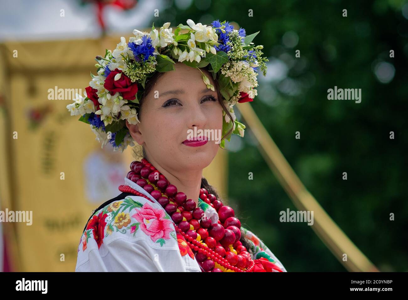 Lowicz, Polen - Juni 11 2020: Ein unidentifiziertes hübsches junges polnisches Mädchen in traditioneller Lowicz Nationaltracht, während es zu Corpus Christi PR Stockfoto