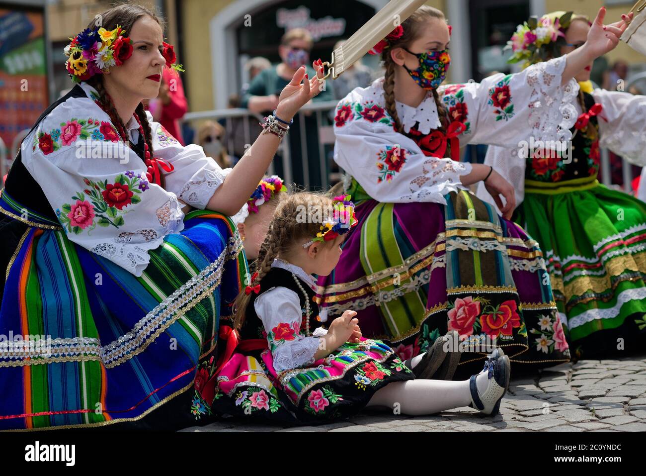 Lowicz, Polen - 11 2020. Juni: Ein nicht identifiziertes polnisches Volk trägt traditionelle Volkskostüm Lowicz, während der Fronleichnamsprozession Stockfoto