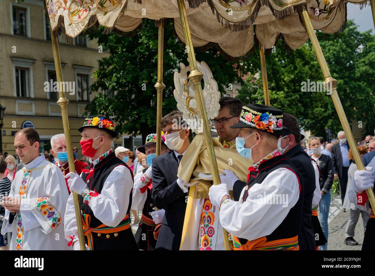 Lowicz, Polen - 11 2020. Juni: Ein nicht identifiziertes polnisches Volk trägt traditionelle Volkskostüm Lowicz, während der Fronleichnamsprozession Stockfoto