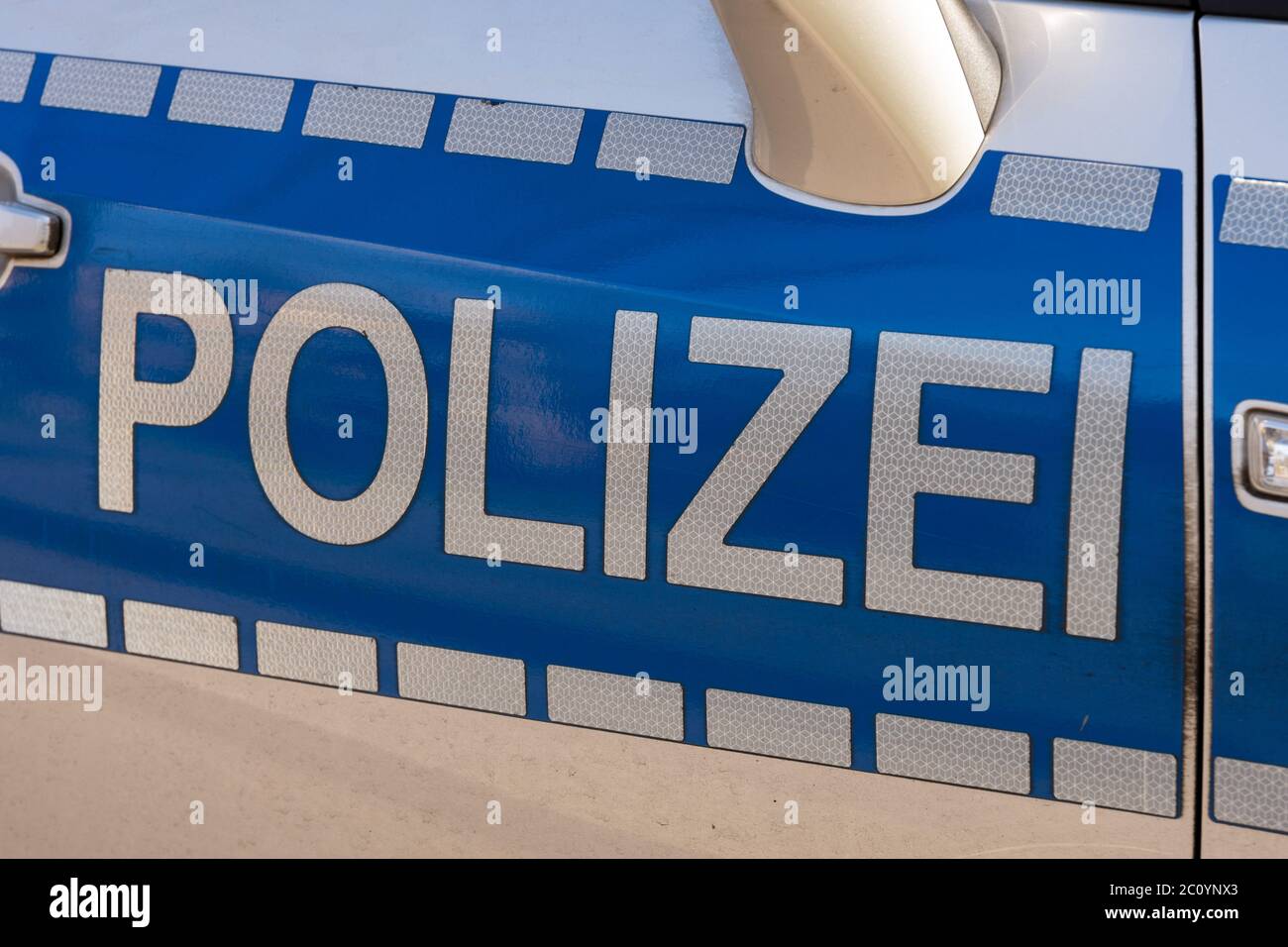 Polizeilogo auf der Tür eines Streifenwagens Stockfoto