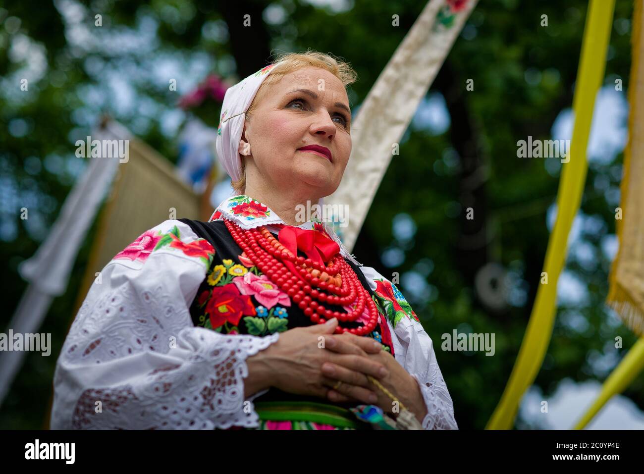 Lowicz, Polen - 11 2020. Juni: Eine unbekannte polnische Frau trägt traditionelle Volkskostüm Lowicz National, während der Fronleichnam Prozession, po Stockfoto