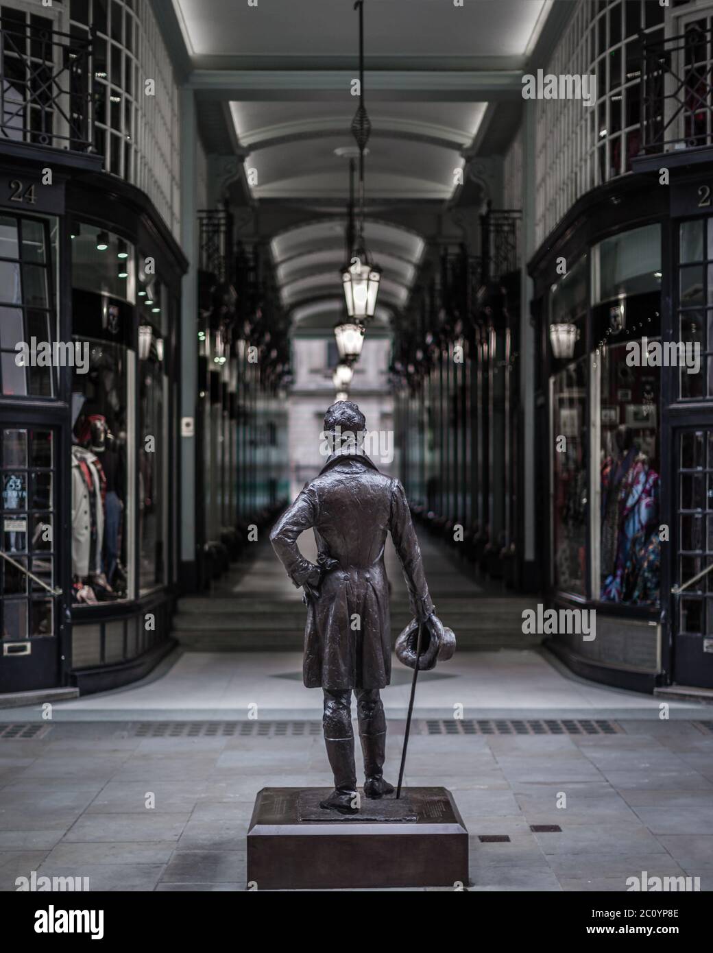 Die Statue von George Bryan 'Beau' Brummell, einem Modeschöpfer im Regency England am Eingang der Piccadilly Arcade in Mayfair. Stockfoto Die Statue von George Bryan 'Beau' Brummell, einem Modeschöpfer im Regency England am Eingang der Piccadilly Arcade in Mayfair. Stockfoto