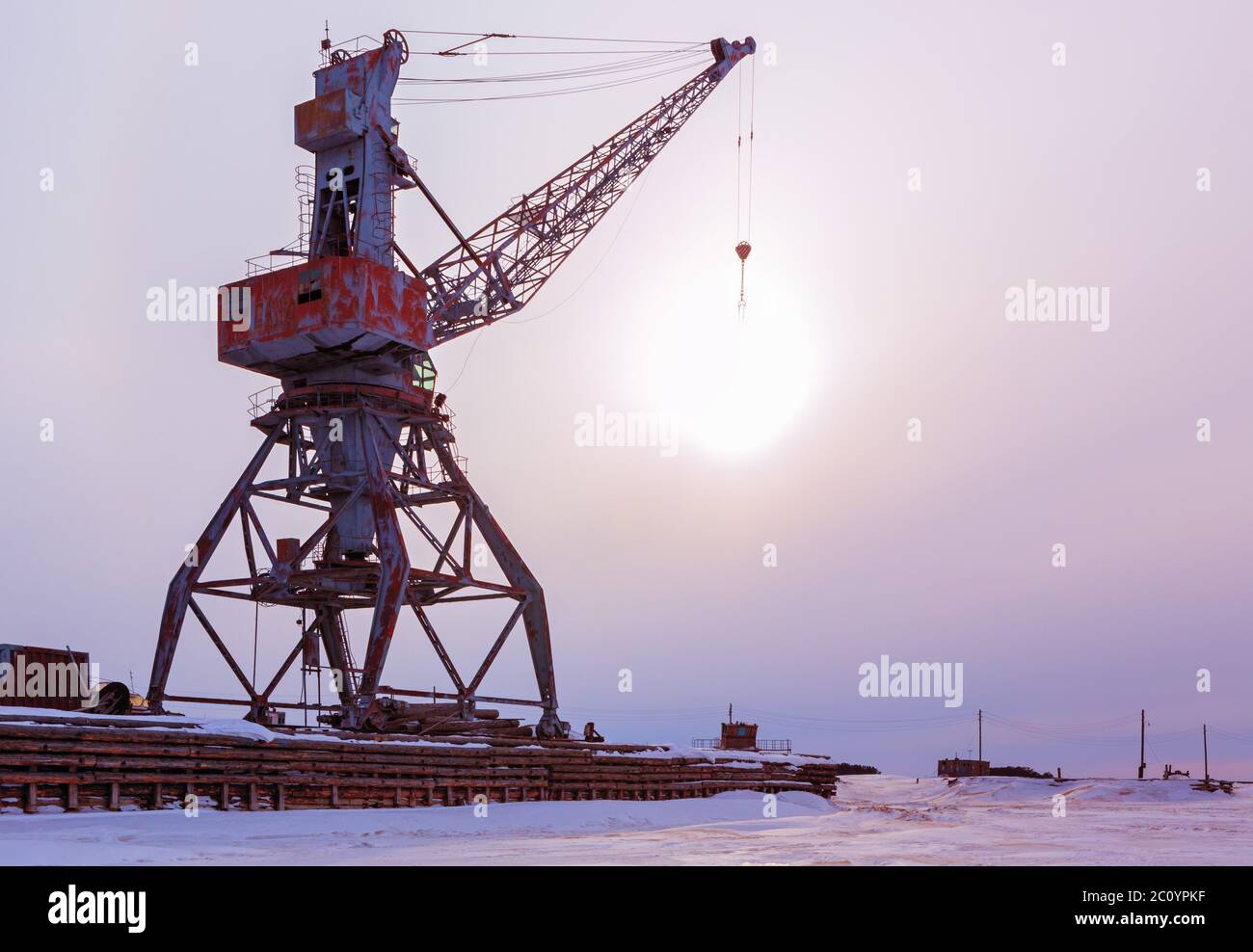 Versand Fracht Krane am Ufer des Baikalsees im Winter bei Sonnenuntergang. Stockfoto