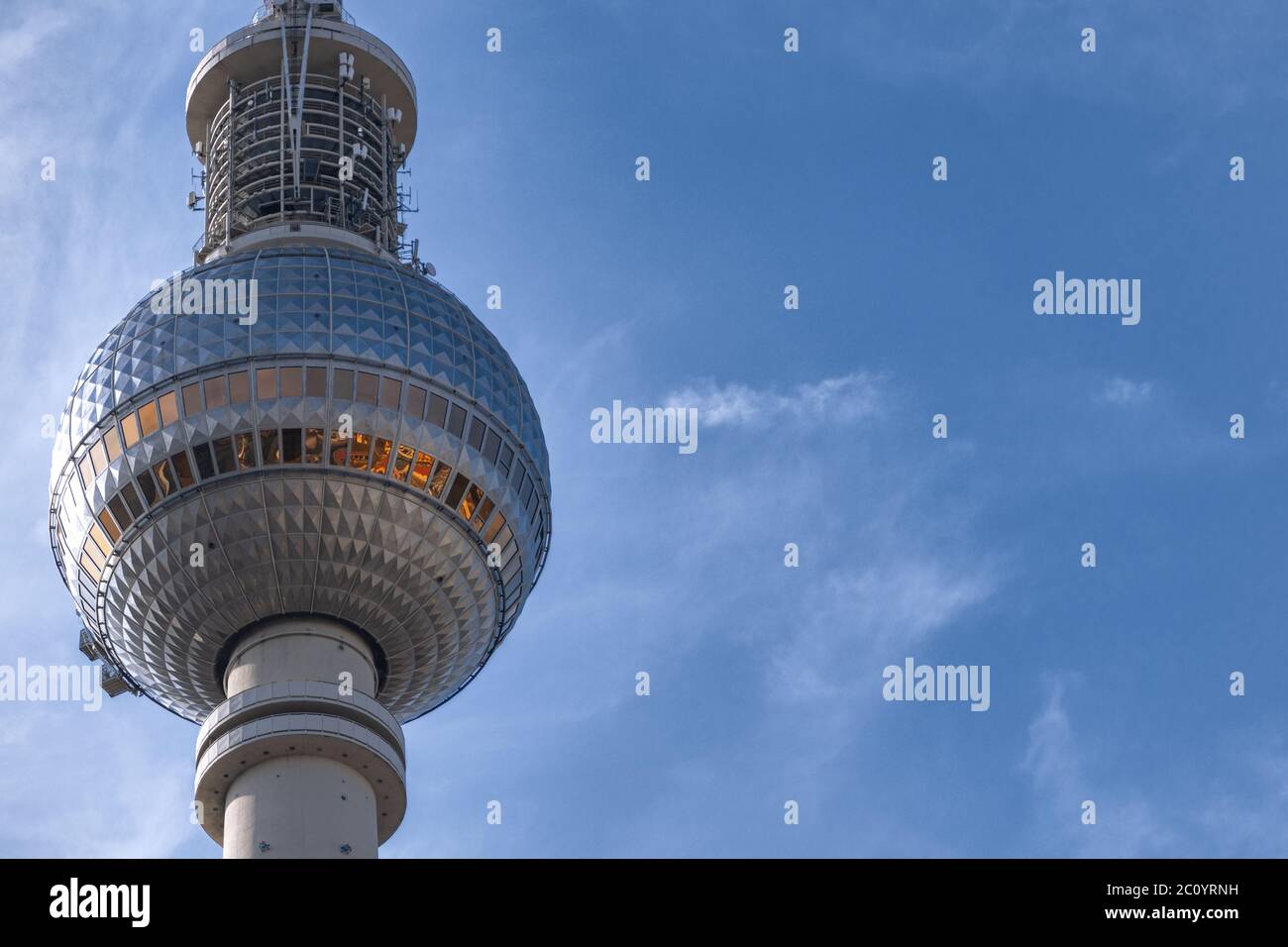 Teilansicht des Berliner Fernsehturms auf der linken Seite mit fast blauem Himmel Stockfoto
