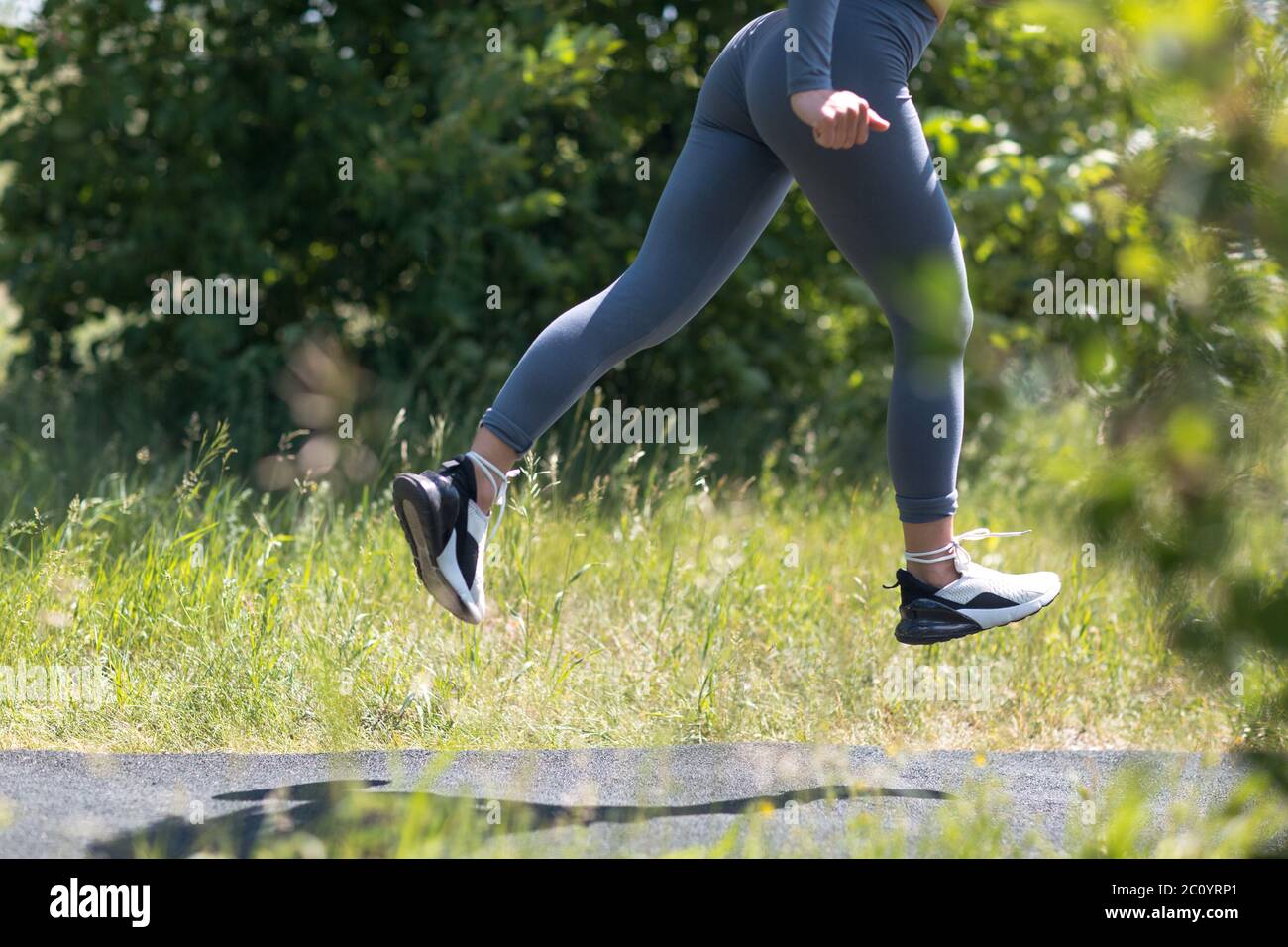 Laufer Frau In Laufschuhen Nahaufnahme Der Frau Sportliche Beine Jogging Fur Frauen Stockfotografie Alamy