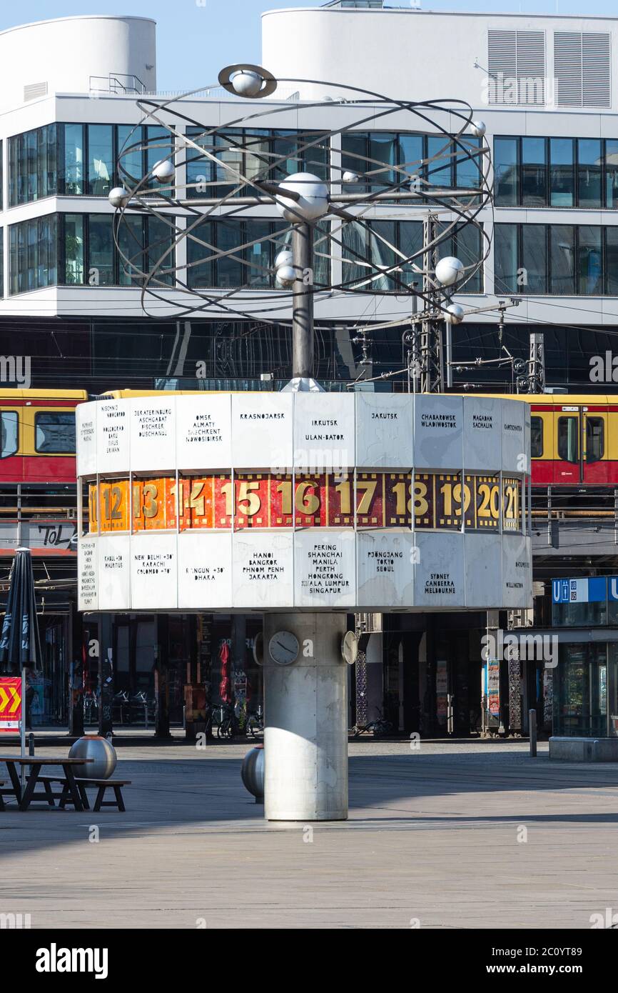 Weltzeituhr in Berlin am Alexanderplatz mit dem Berliner Stadtzug im Hintergrund Stockfoto