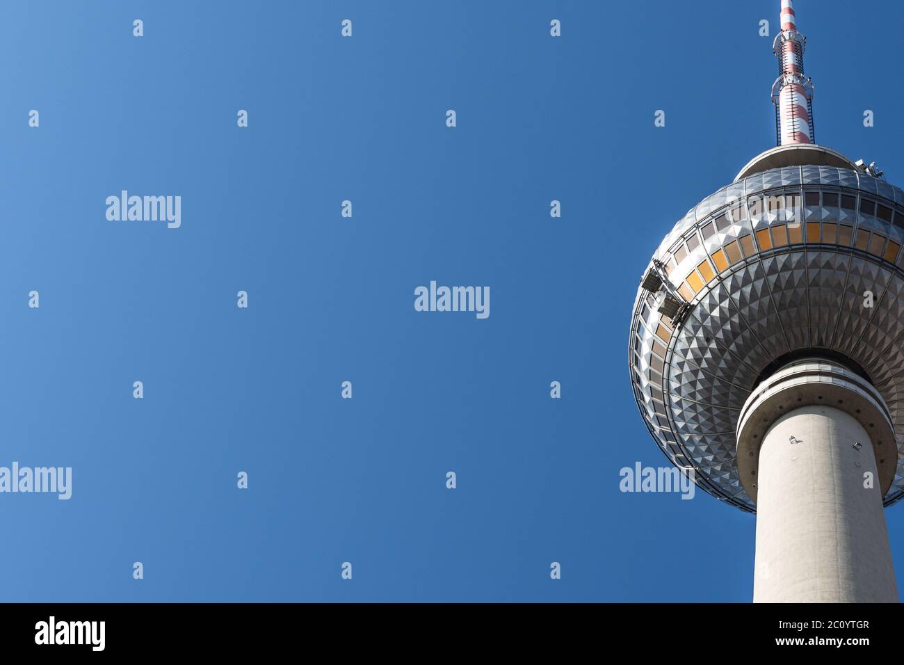 Teilansicht des Berliner Fernsehturms rechts mit fast blauem Himmel Stockfoto