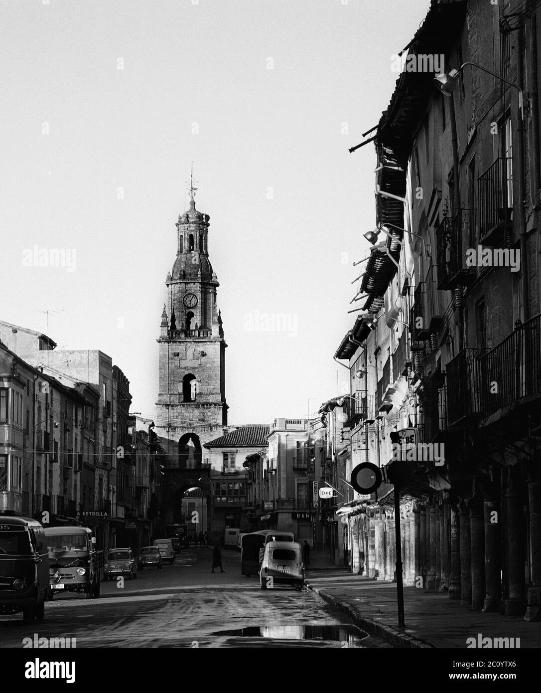 TORRE DEL RELOJ LEVANTADA SOBRE LA ANTIGUA PUERTA DEL MERCADO DEL PRIMER RECINTO AMURALLADO - SIGLO XVIII - BARROCO ESPAÑOL - FOTO B/N - AÑOS 50. AUTOR: MAZARRASA TORRES VALENTIN ANTONIO. LAGE: TORRE DEL RELOJ. TORO. Zamora. SPANIEN. Stockfoto