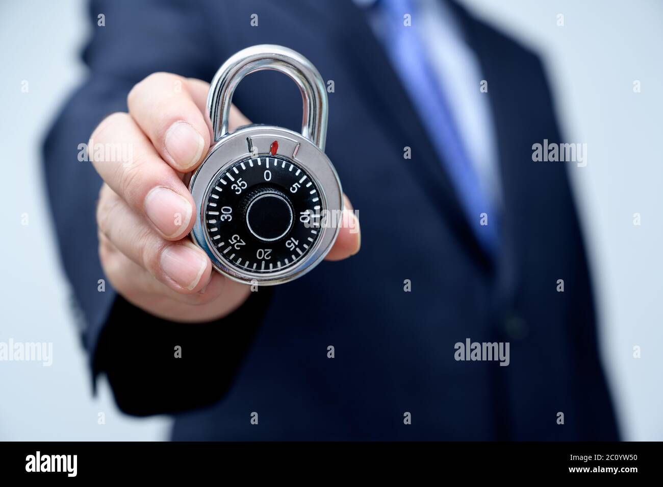 Geschäftsmann mit Schloss. Sicherheitskonzept für Unternehmen. Stockfoto