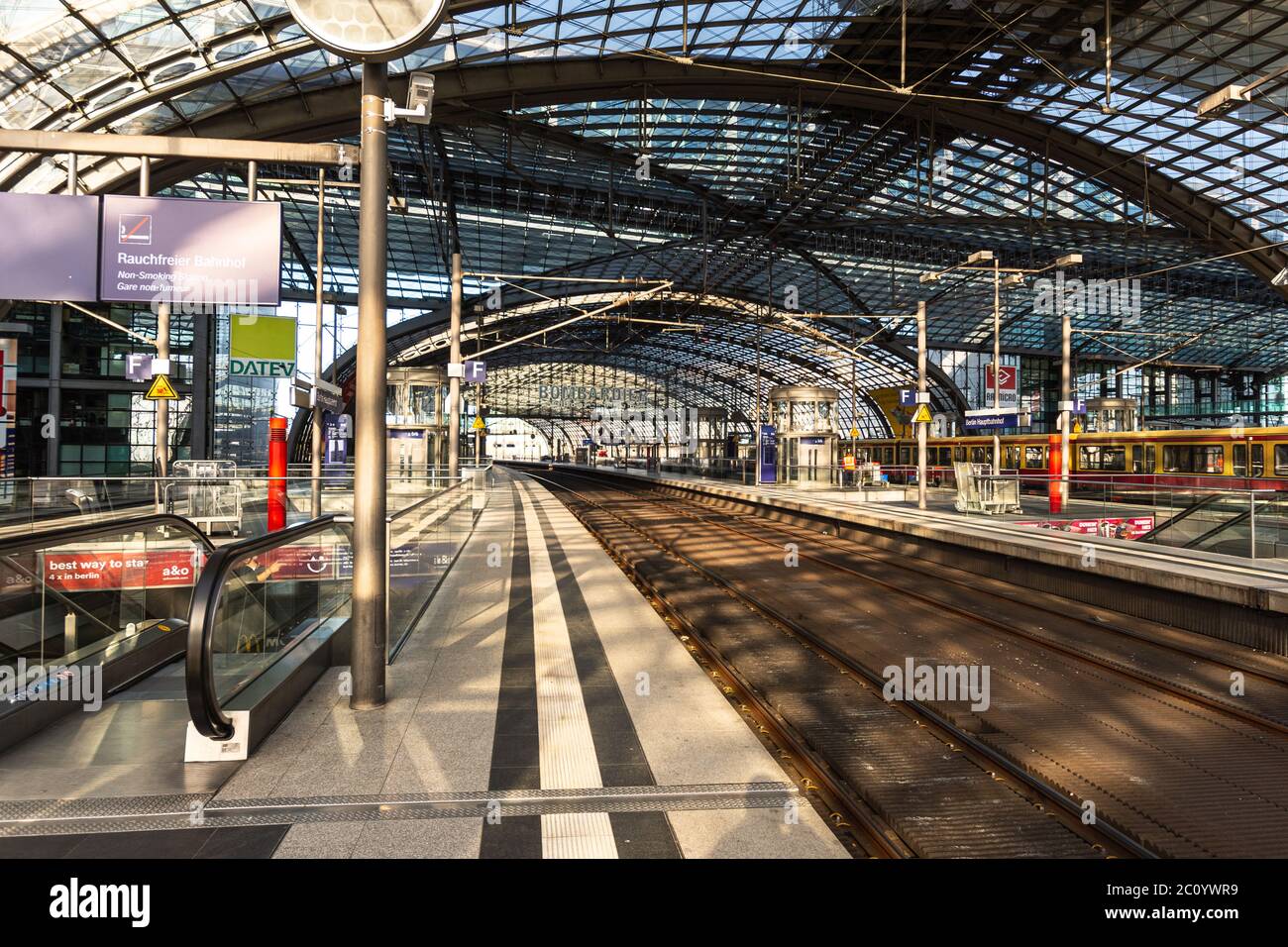 Berlin Hauptbahnhof am Morgen vom Bahnsteig Stockfoto