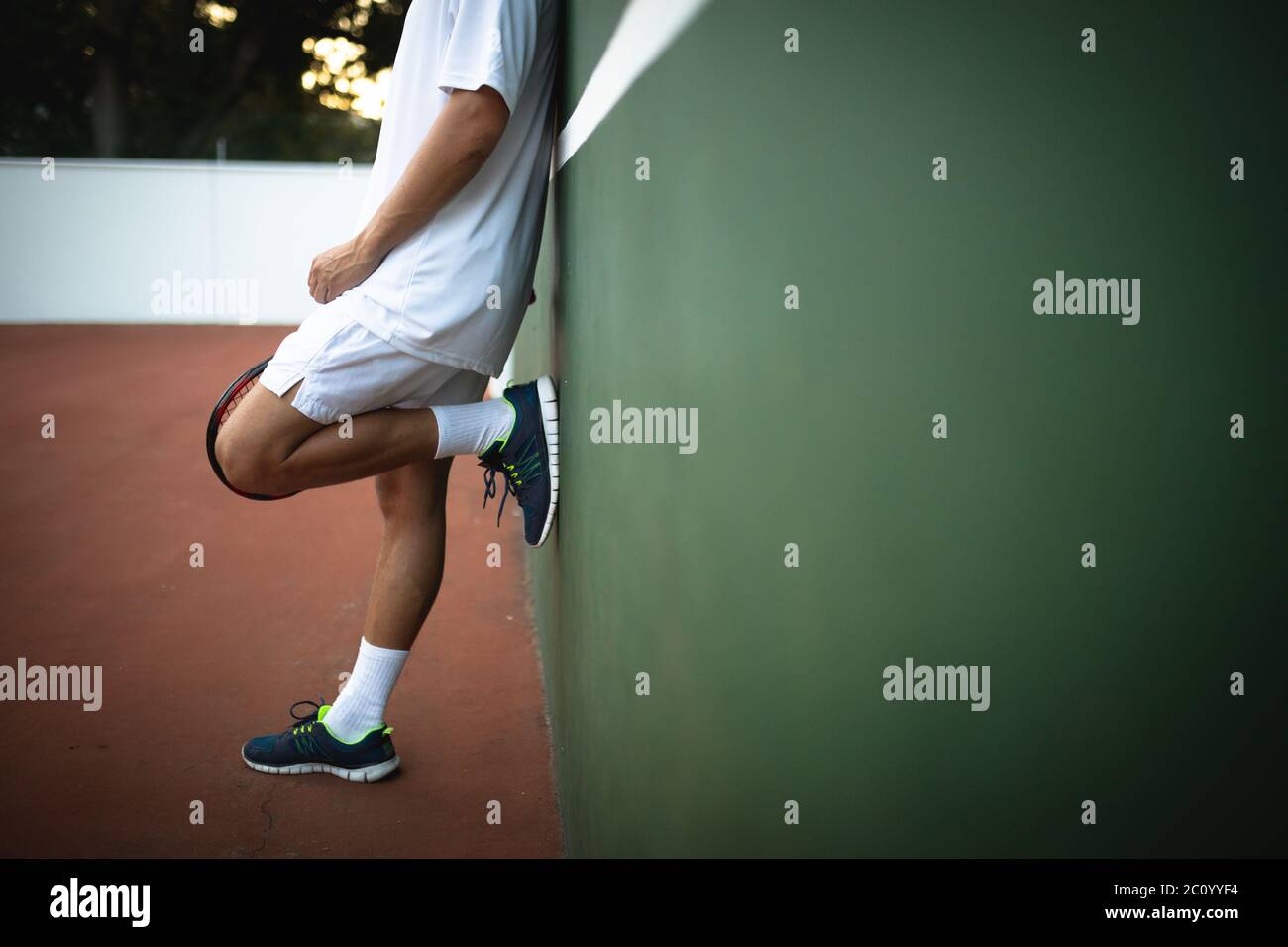 Kaukasischer Mann Training auf einem Tennisplatz Stockfoto