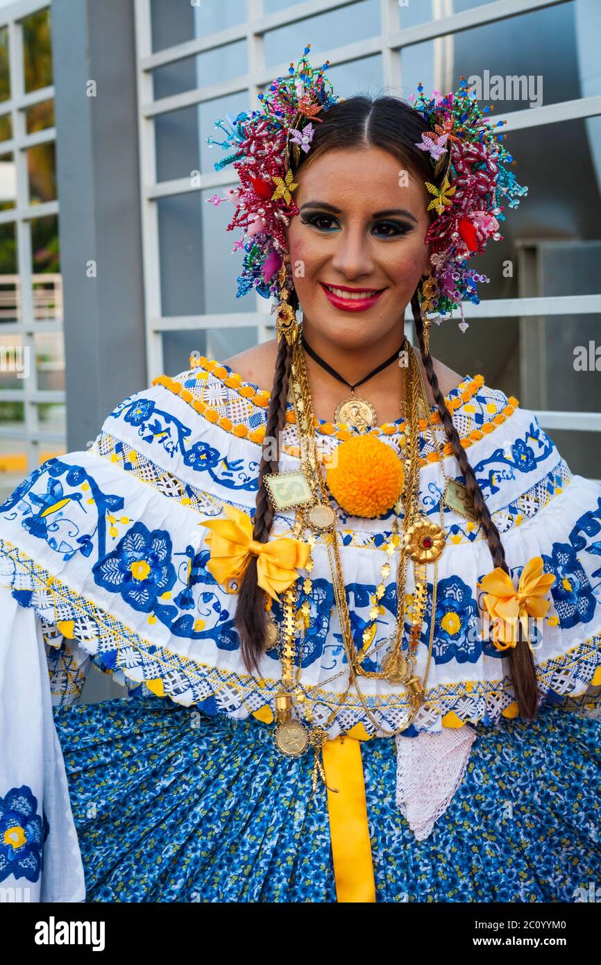 Frau in Pollera gekleidet in der 'El Desfile de las Mil Polleras' (tausend Polleras), Las Tablas, Provinz Los Santos, Republik Panama. Stockfoto