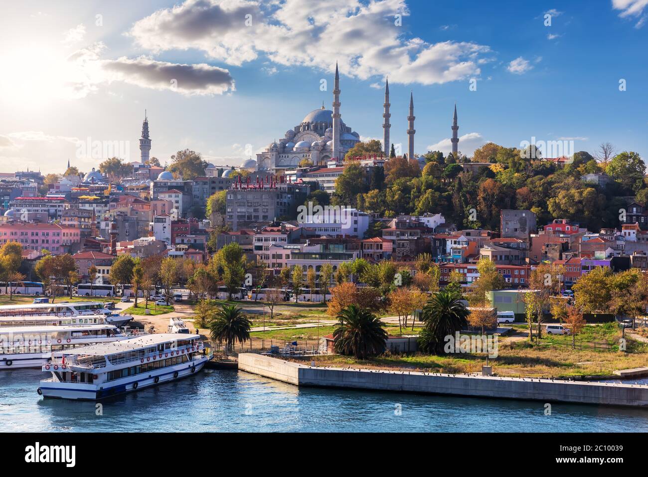 Istanbul Blick auf den Eminonu Pier, die Suleymaniye Moschee und den Fatih Bezirk, Türkei Stockfoto