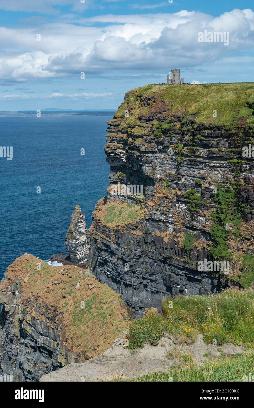 Blick auf die weltberühmten Cliffs of Moher im County Clare Irland. Landschaftlich reizvolle irische Naturdenkmal entlang des wilden atlantikweges  LW AT  . Stockfoto