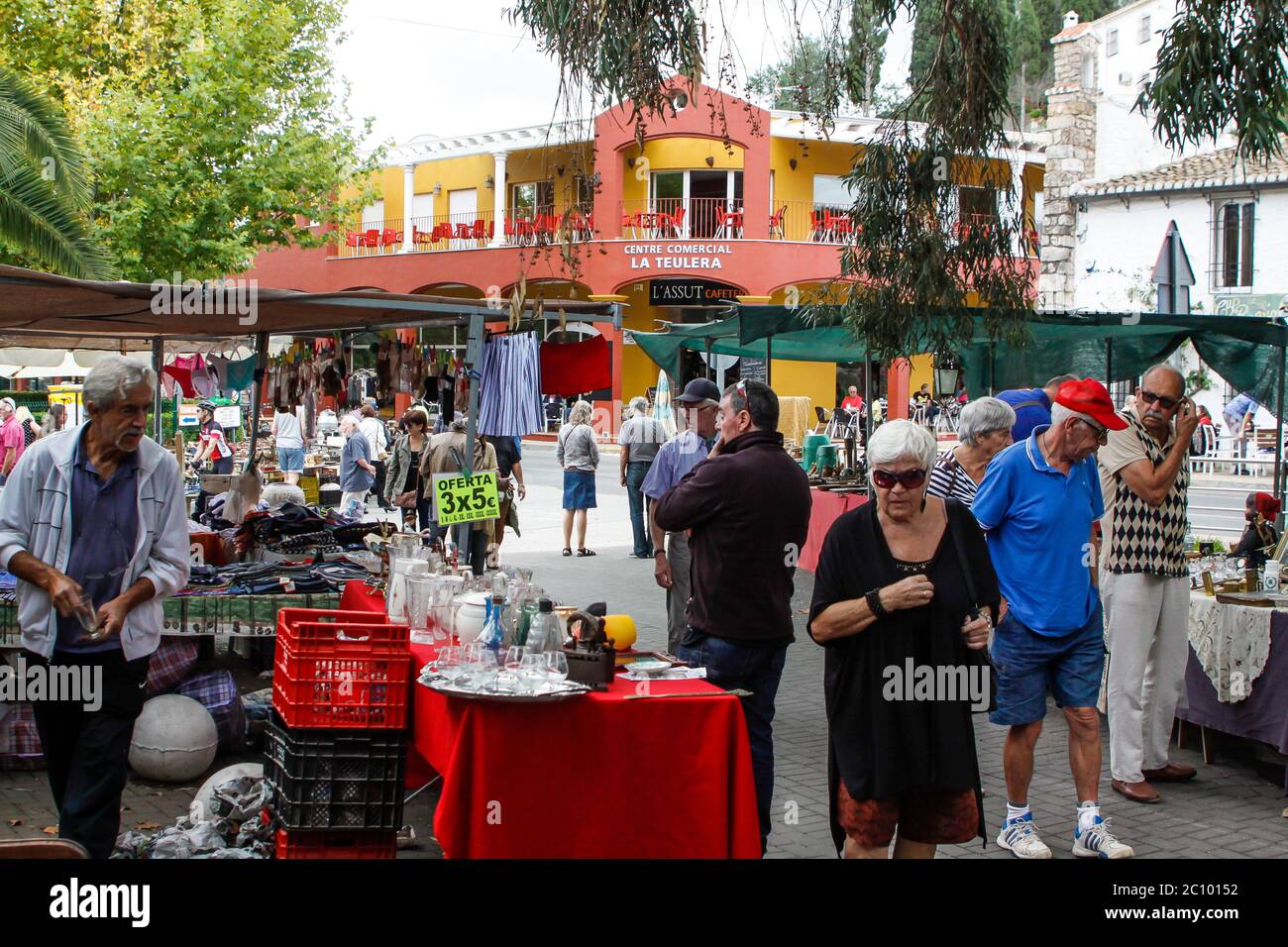 Leute, die Stände auf dem Flohmarkt Jalon, Spanien, durchstöbern Stockfoto