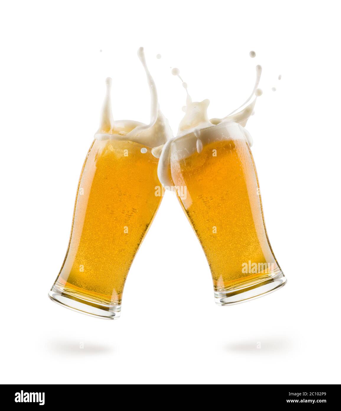 Zwei Gläser Lagerbier stoßen auf weißem Hintergrund mit Schatten Stockfoto